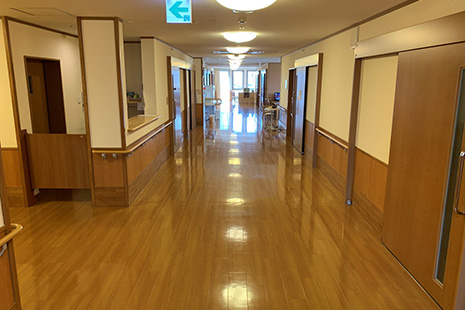 木造施設の廊下