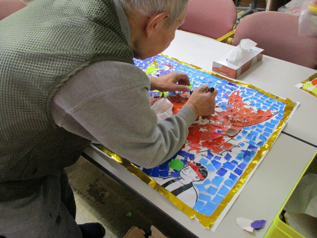 折り紙で工作するおじいさん